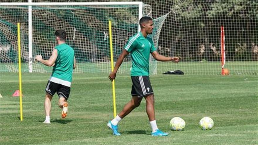 Novaes y Castro, ya en su país, las dos primeras bajas del Córdoba CF