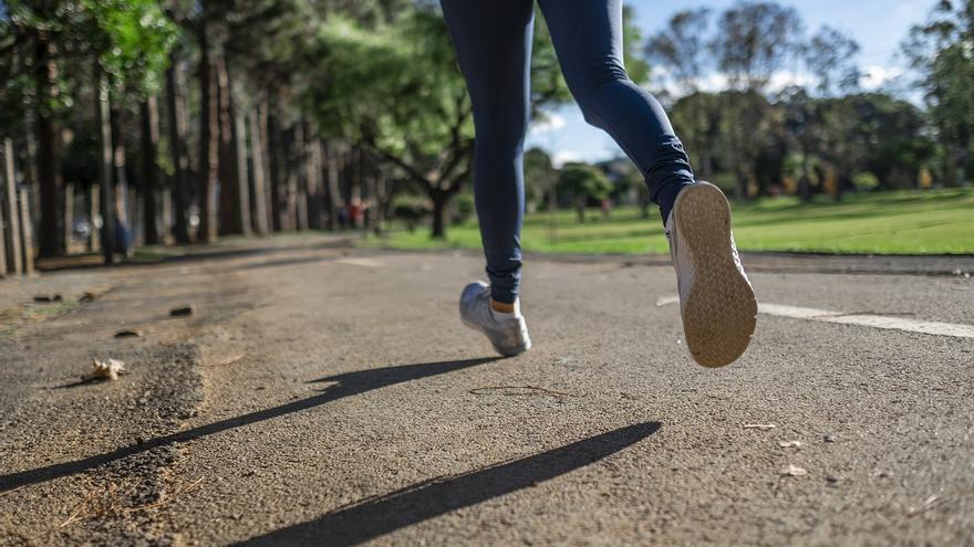 Di adiós a correr: los expertos recomiendan este ejercicio que adelgaza igual y es mucho mejor