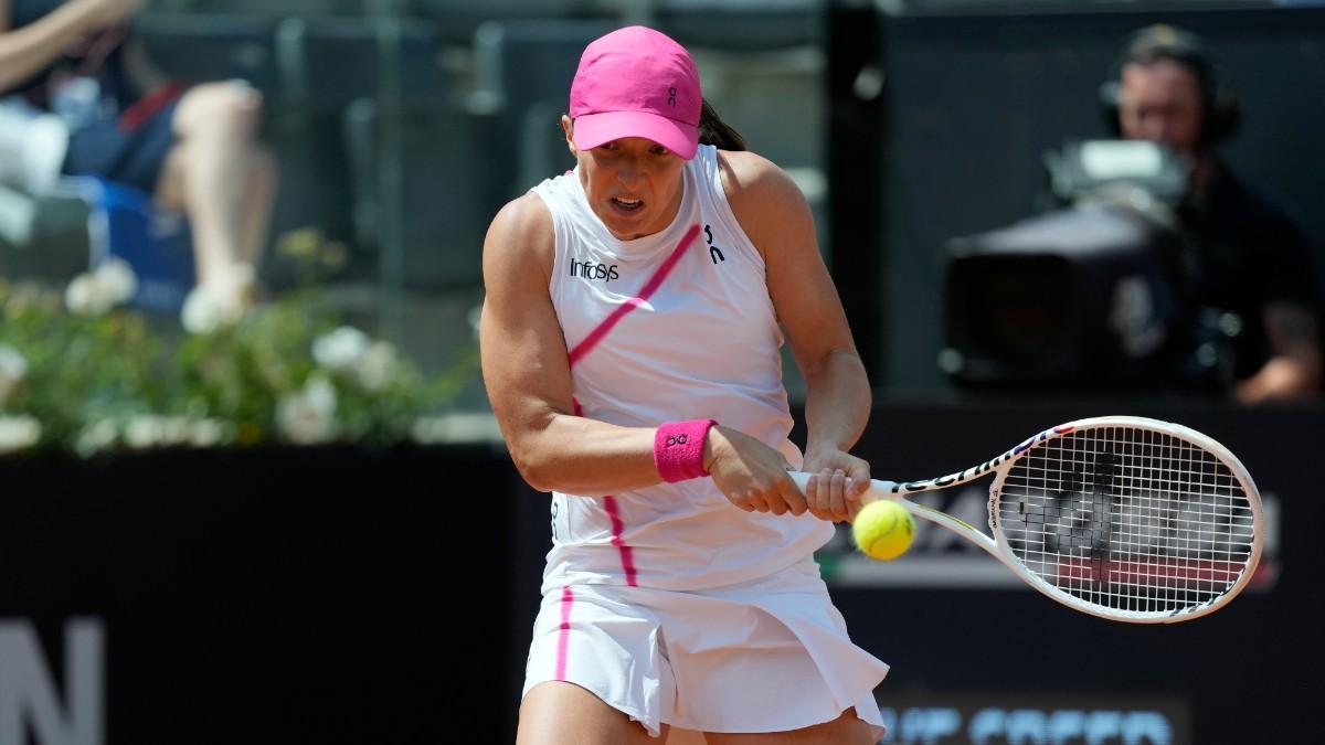 Swiatek devuelve una bola durante un partido