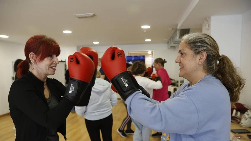La Policía de Gijón prepara a las mujeres contra las actitudes machistas: "Con un solo dedo golpeando la base de la nariz me puedo defender"