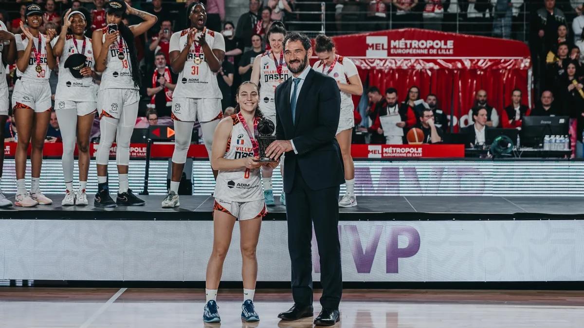 Carla Leite recibe el MVP de la Eurocup de manos de Jorge Garbajosa.