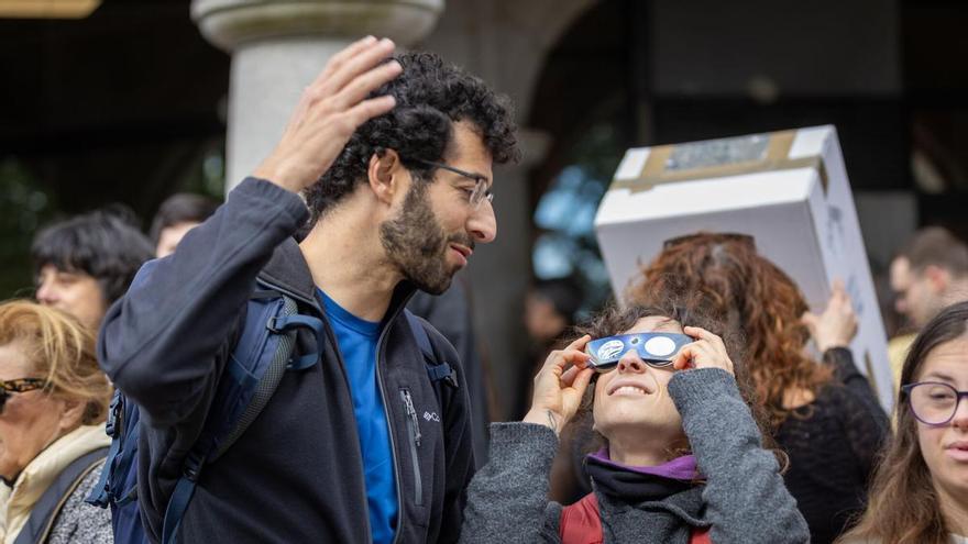 La guía definitiva para ver el eclipse solar en A Coruña: recomendaciones, uso de las gafas y zonas a las que no se puede ir