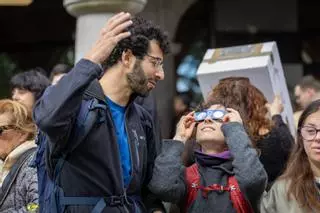 La guía definitiva para ver el eclipse solar en A Coruña: recomendaciones, uso de las gafas y zonas a las que no se puede ir
