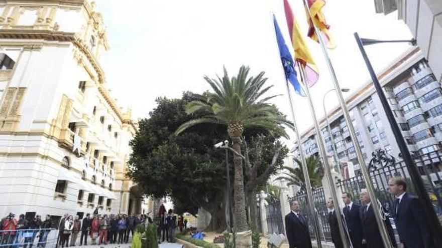Instante del izado de las banderas en los jardines de la Diputación de Alicante.