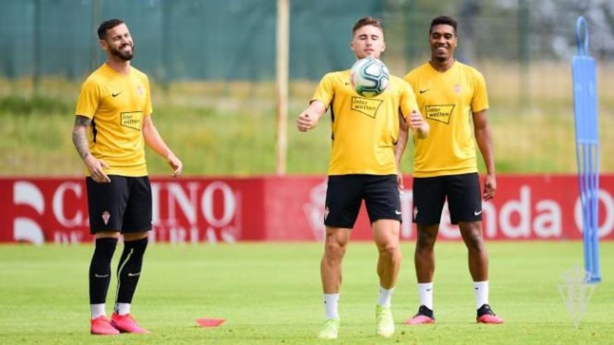 Álvaro, Bogdan y Murilo, esta mañana en Mareo.