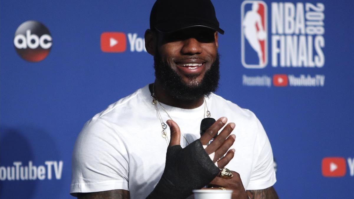 Lebron James muestra la mano rota en la conferencia de prensa tras el último partido.