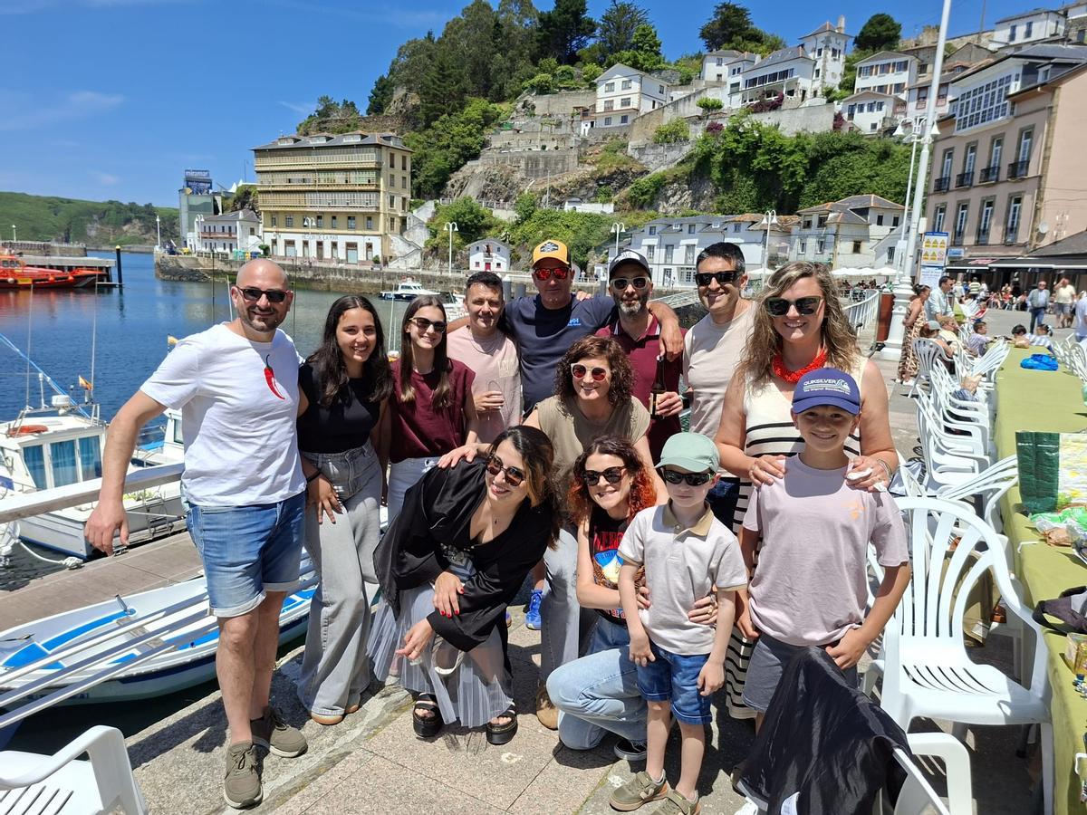 En imágenes: el muelle de Luarca es un hervidero para celebrar su comida en la calle