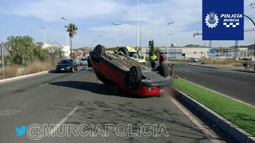 Un coche colisiona con otro y da una vuelta de campana en Cabezo de Torres