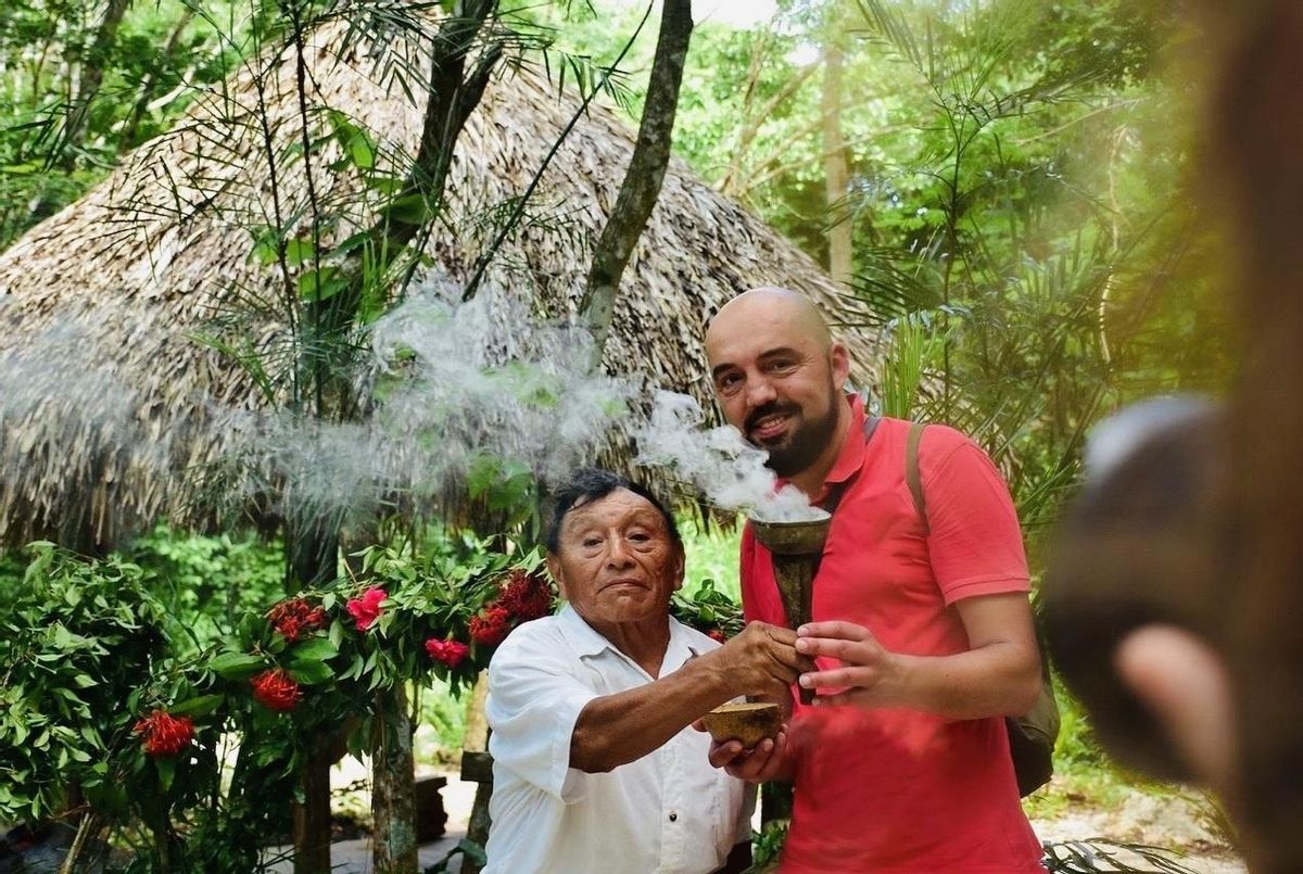 Alberto Ribas con un maestro en un viaje.