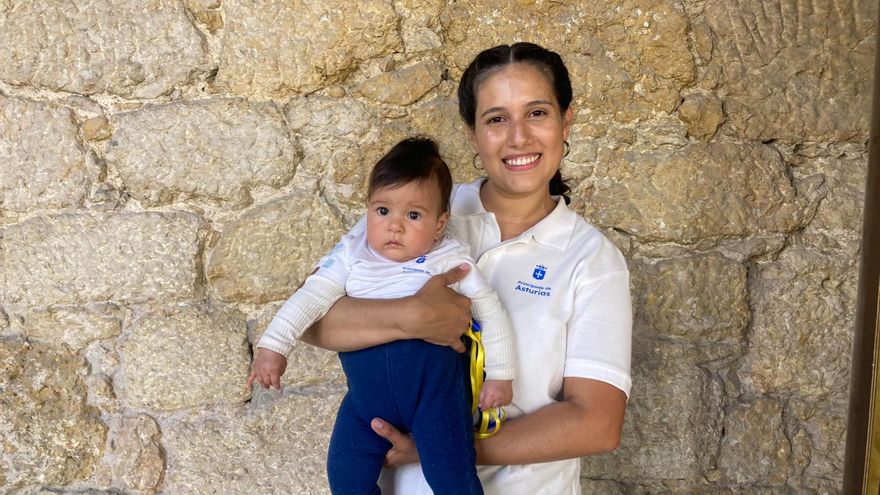 La fuerza de la asturianía: la bebé Catalina regresa un siglo después desde Argentina a la tierra de sus antepasados