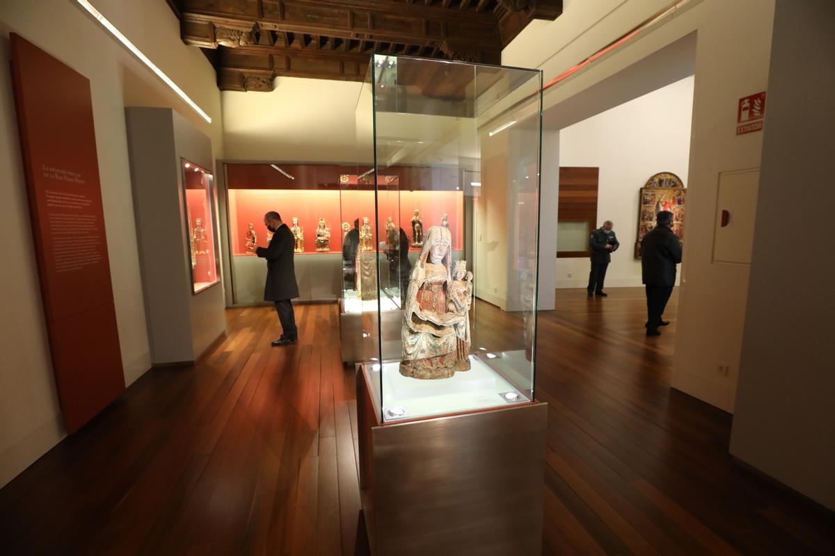 Una de las salas del Museo Diocesano de Barbastro con uno de los bienes recuperados, la escultura de Santa Ana de Capella, del siglo XIV.