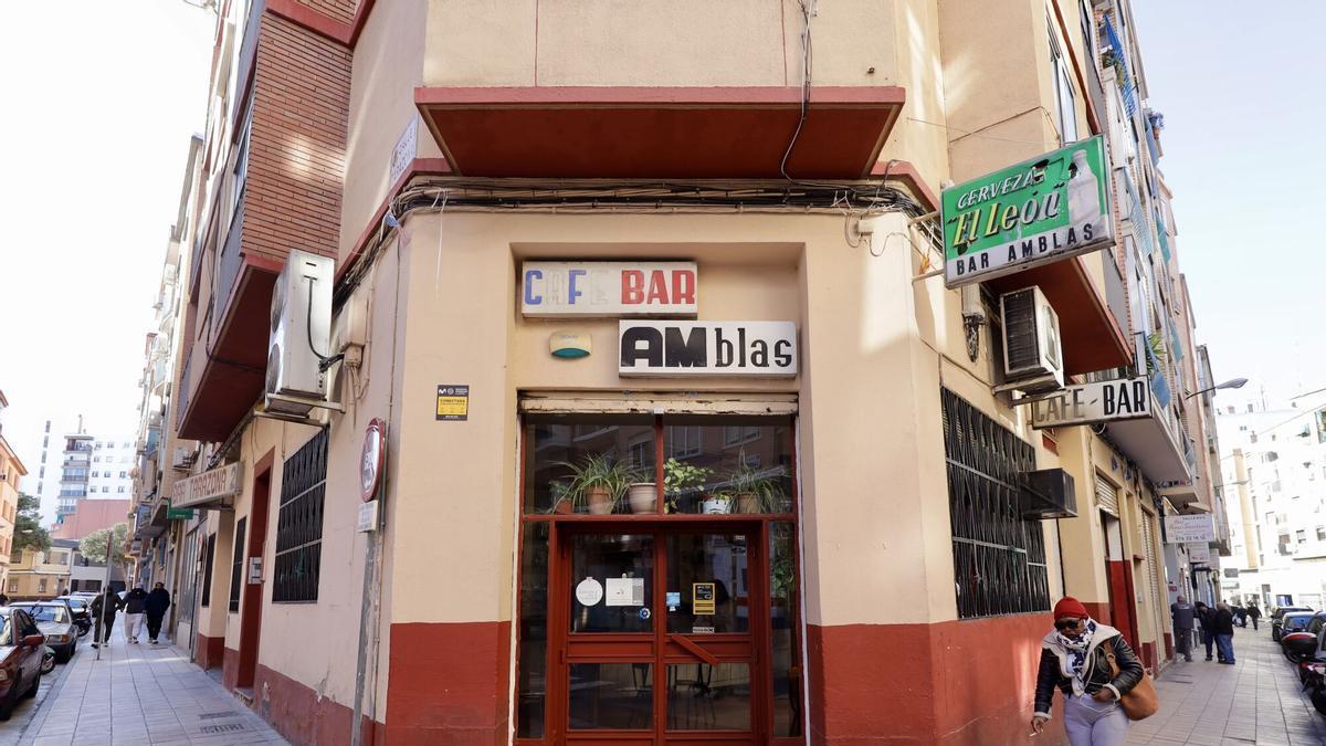 Fachada del bar Amblas en el corazón de Delicias en Zaragoza