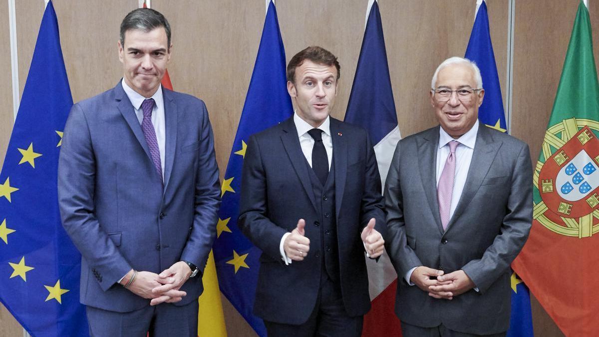 El jefe del Gobierno español, Pedro Sánchez (i), el presidente galo, Emmanuel Macron (c), y el primer ministro portugués, António Costa.