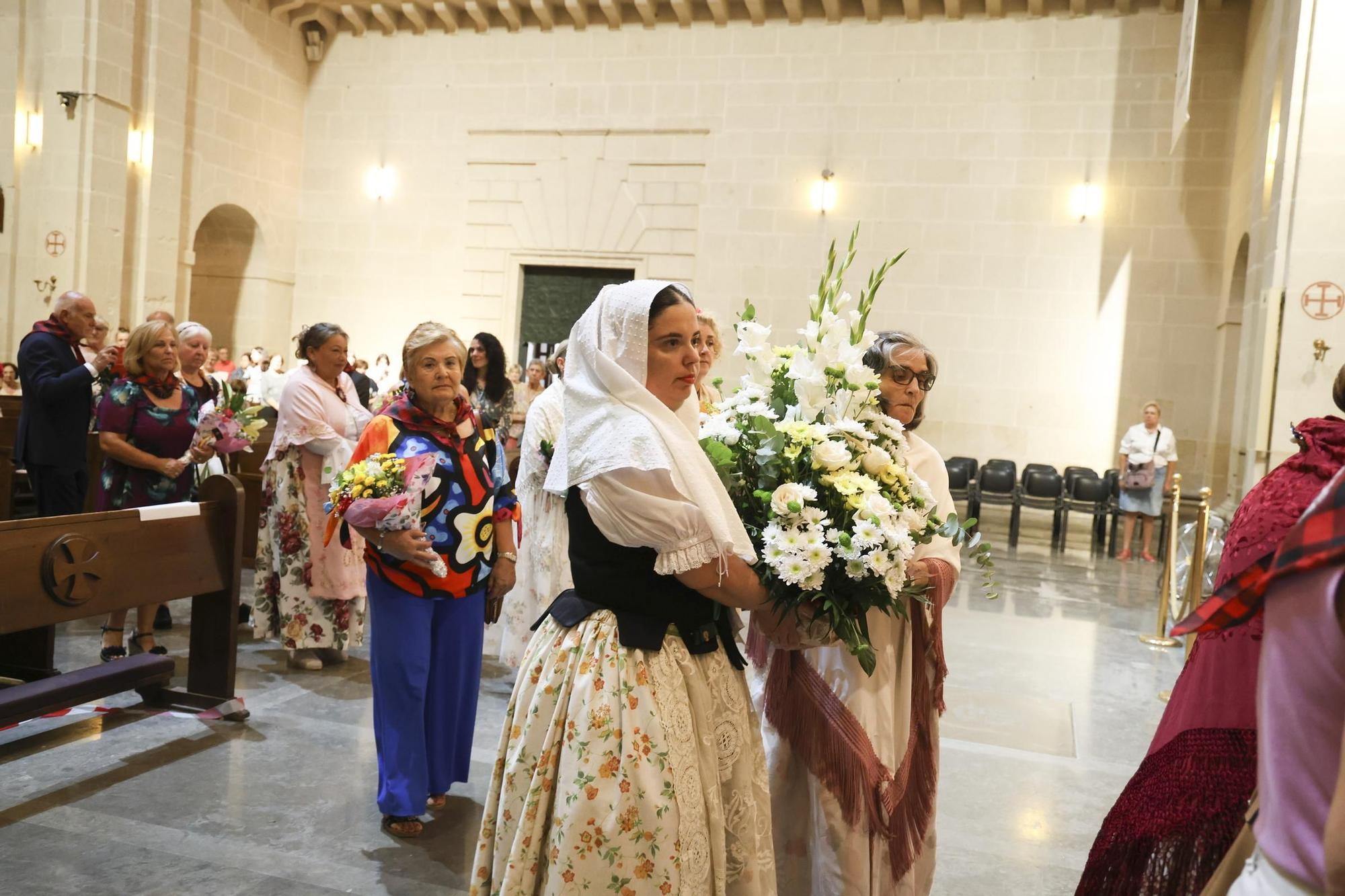 Misa y ofrenda de flores a la Virgen del Pilar en Alicante
