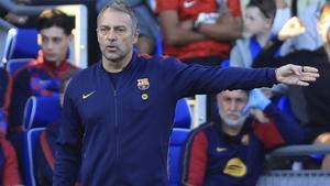 Hansi Flick dona instruccions durant l’amistós contra el Birmingham. | NIGEL FRENCH / PA WIRE / DPA
