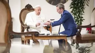 "Benedicto XVI siempre me defendió": Francisco revela detalles inéditos de la convivencia entre los dos Papas