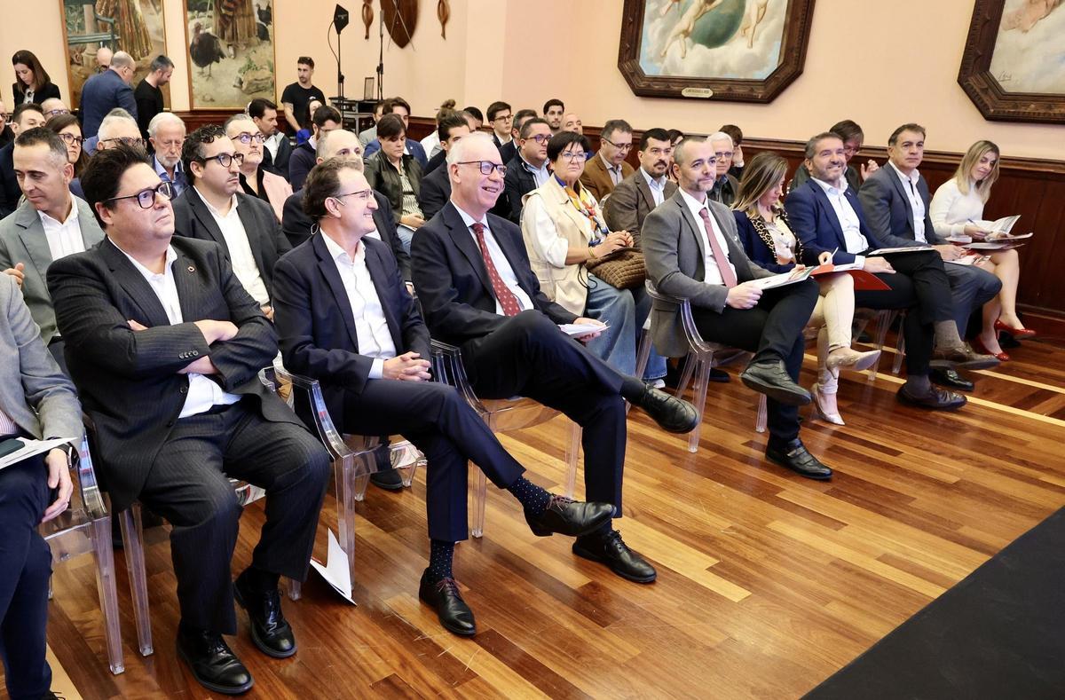 Directivos de Coca Cola, representantes políticos y empresarios en la presentación del estudio, este jueves.