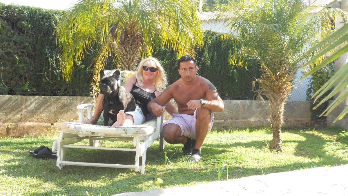 Steffi und Roland Bartsch mit ihrem Hund Anton in der ersten Finca auf Mallorca.