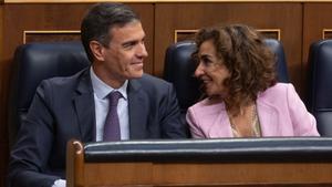 El presidente del Gobierno, Pedro Sánchez y la vicepresidenta primera y ministra de Hacienda, María Jesús Montero, en el pleno del Congreso de los Diputados que aprobó la Ley de Amnistía, a 30 de mayo de 2024, en Madrid (España).