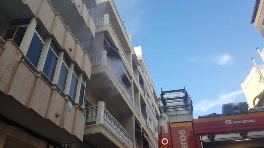 El fuego arrasa una vivienda en la calle Gabriel Miró de Torrevieja