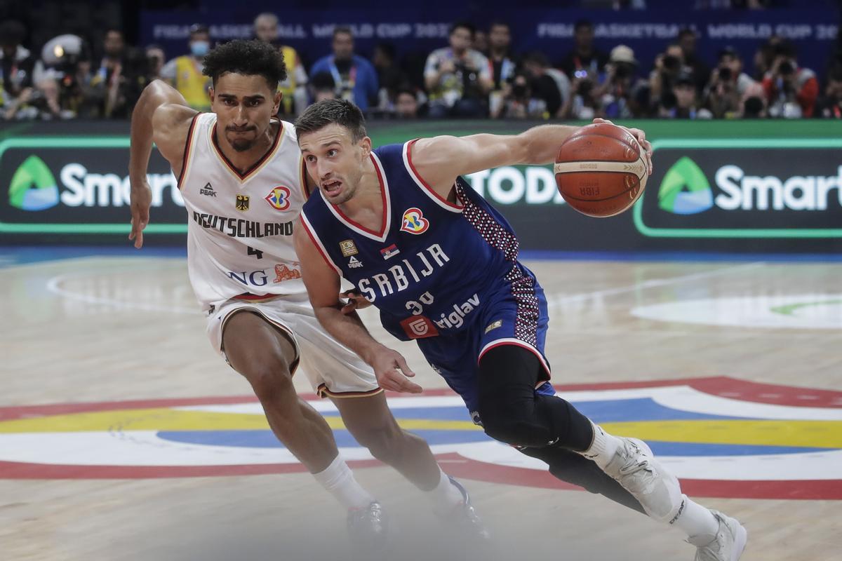 Manila (Philippines), 10/09/2023.- Aleksa Avramovic of Serbia (R) in action against Maodo Lo of Germany during the FIBA Basketball World Cup 2023 final match between Serbia and Germany at the Mall of Asia in Manila, Philippines, 10 September 2023. (Baloncesto, Alemania, Filipinas) EFE/EPA/FRANCIS R. MALASIG