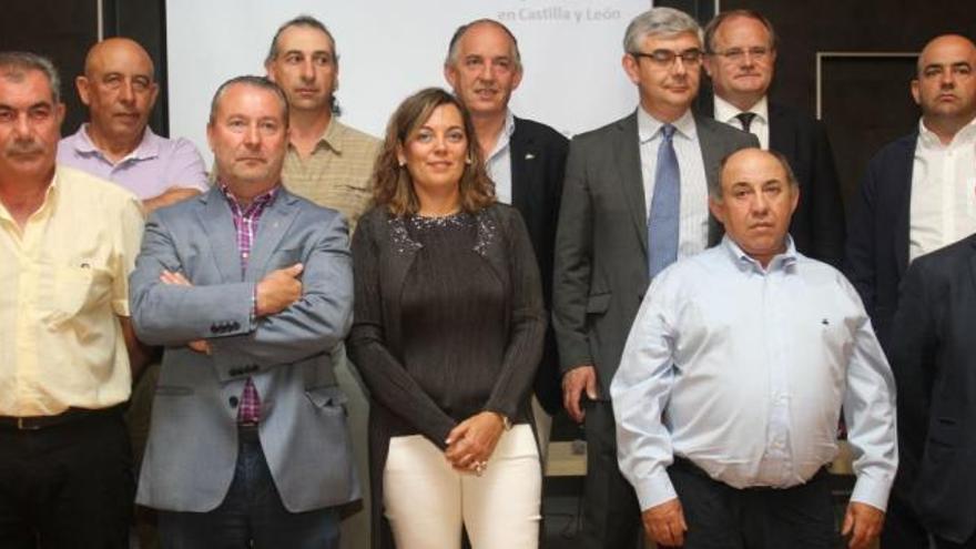 La consejera de Agricultura y Ganadería, Milagros Marcos (centro), junto a los firmantes de la Plataforma de Competitividad Productiva del Ovino y Caprino.