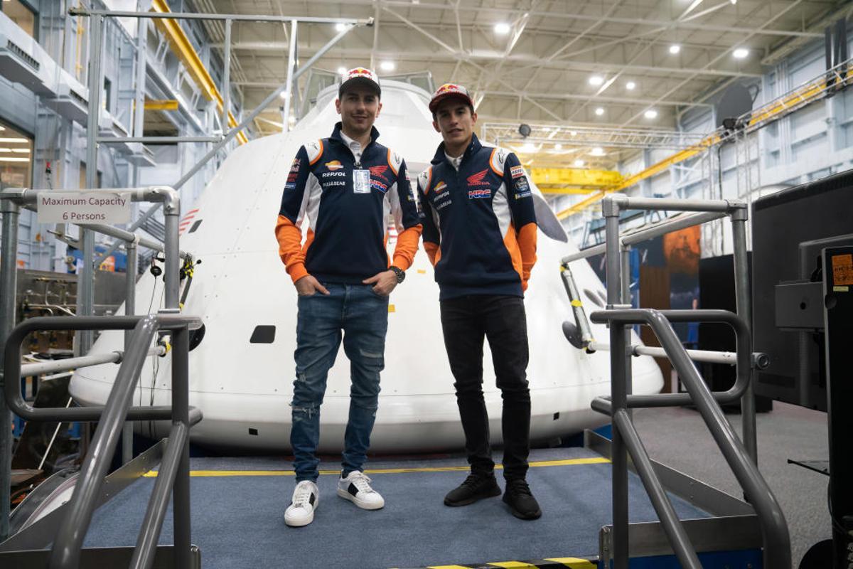 Marc Márquez y Jorge Lorenzo visitan la NASA