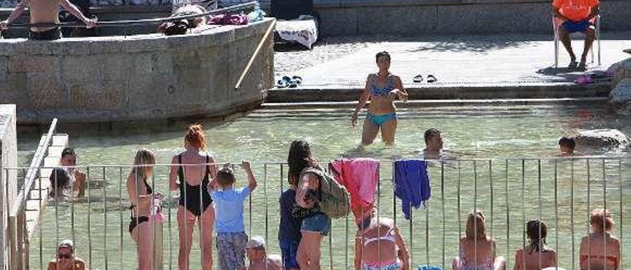 Bañistas en la piscina termal de As Burgas. // Iñaki Osorio