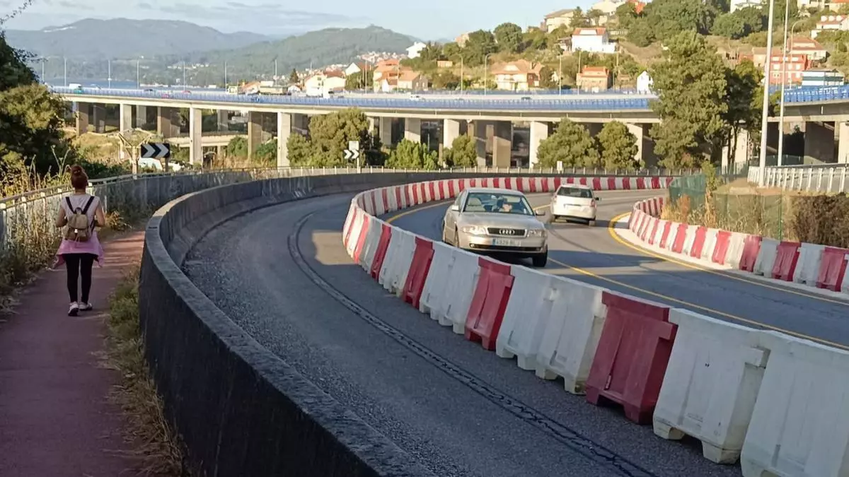 Comienza el refuerzo del firme en el socavón de la N-552 en Trasmañó
