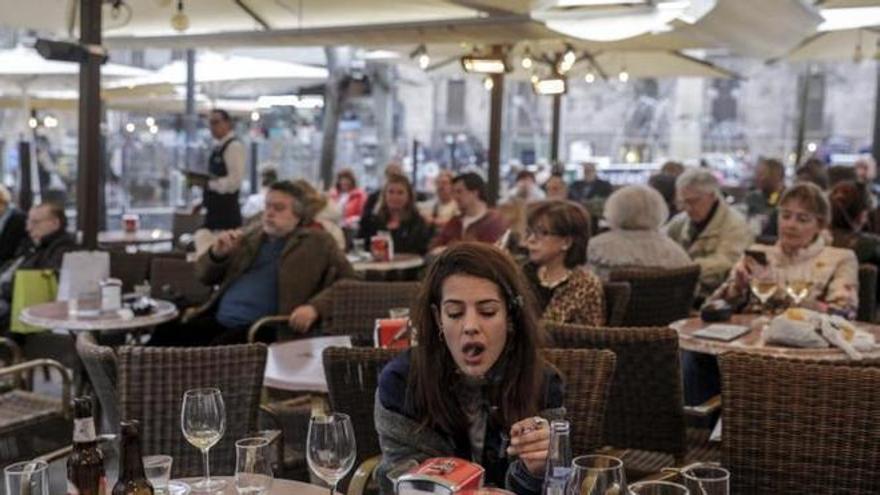 Ende des Gesundheitsnotstands: Das Rauchverbot auf den Restaurant-Terrassen von Mallorca steht auf der Kippe