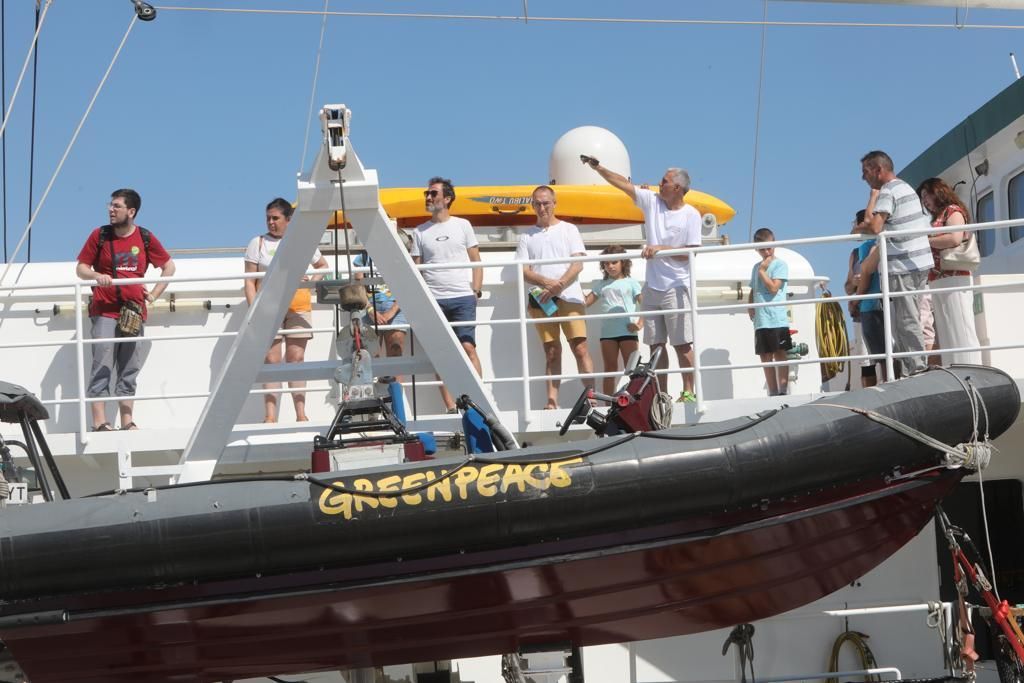 El Rainbow Warrior, buque de Greenpeace, abre sus puertas en València