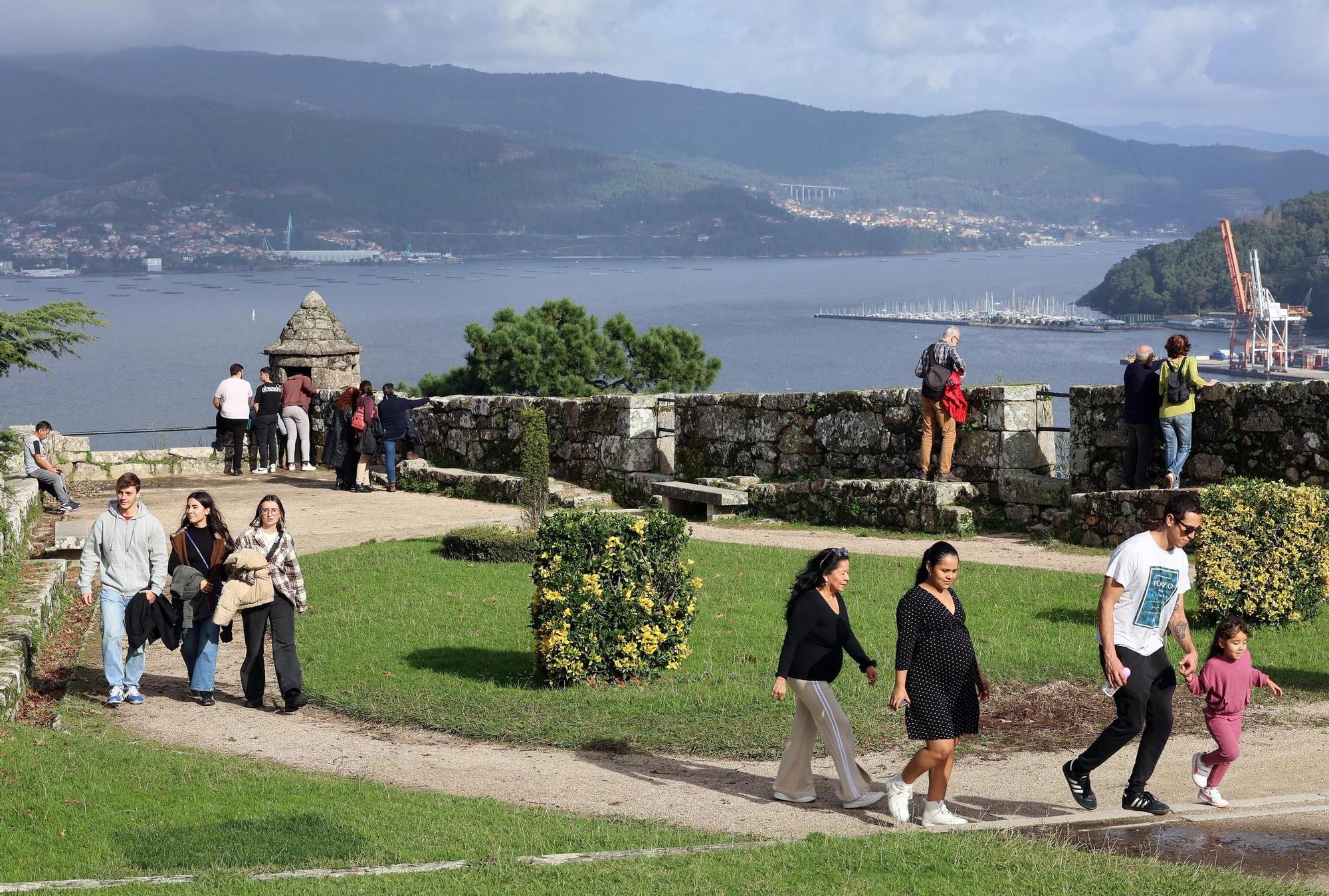 Los vigueses "hacen la fotosíntesis" antes de la llegada de la lluvia