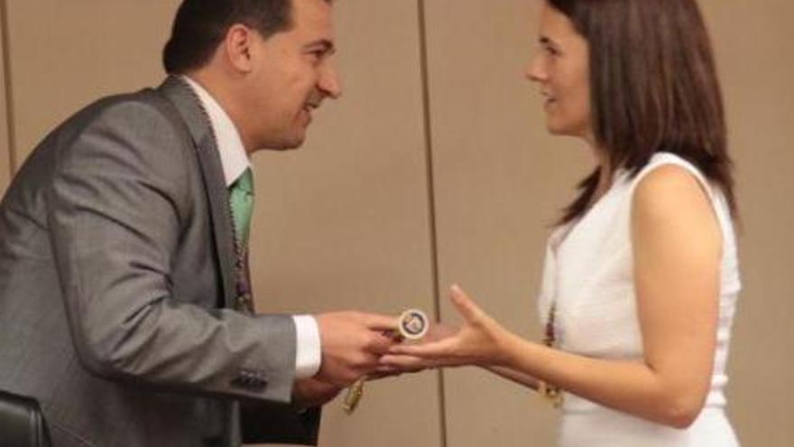 Rosa Guillén recibe la vara de mando de su antecesor, el popular Federico Berná