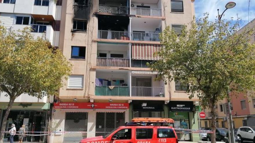 Los bomberos hallan un cadáver al apagar un incendio en un piso de Meliana