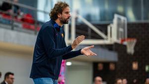 Roger Grimau, nuevo entrenador del Barça de baloncesto, da instrucciones durante un partido del filial azulgrana.