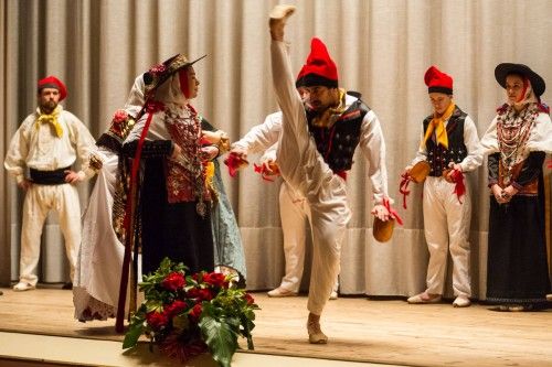 Más de 200 personas disfrutaron ayer de la 35 edición del Festival de balls, música i cançó popular de la nostra terra, que se celebró un año más en el cine Regio, en Sant Antoni.