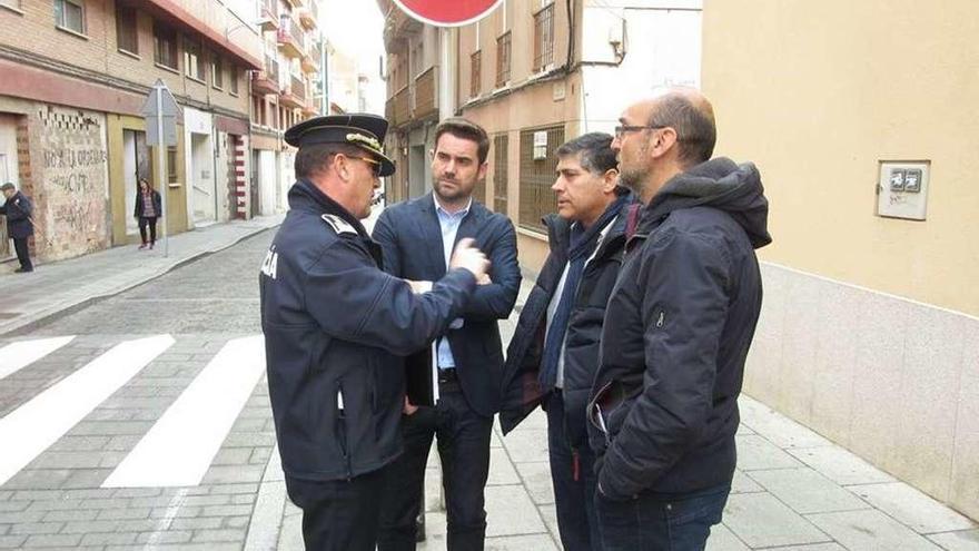 Tomás Antón y Antidio Fagúndez charlan con los responsables de la asociación vecinal.