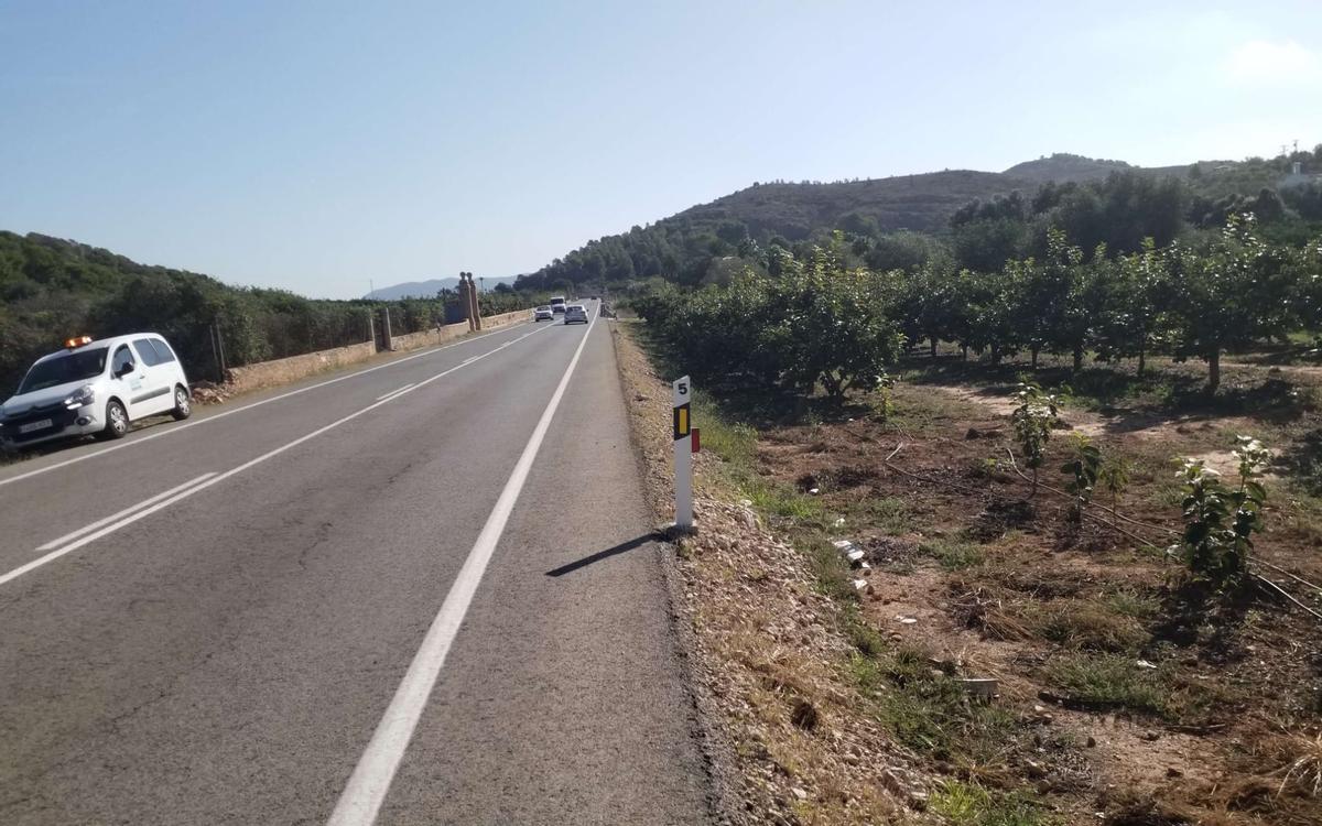 Dispositivos en la CV-510 que proyectan destellos para hacia el campo para ahuyentar a los jabalíes.