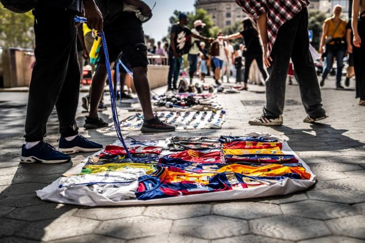 Falsificación de téxtil y sobretodo camisetas de deportes en el centro de Barcelona.