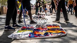 Falsificación de téxtil y sobretodo camisetas de deportes en el centro de Barcelona.