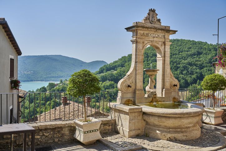 Disfruta de una perspectiva inigualable del lago del Turano desde este mirador de Castel di Tora.