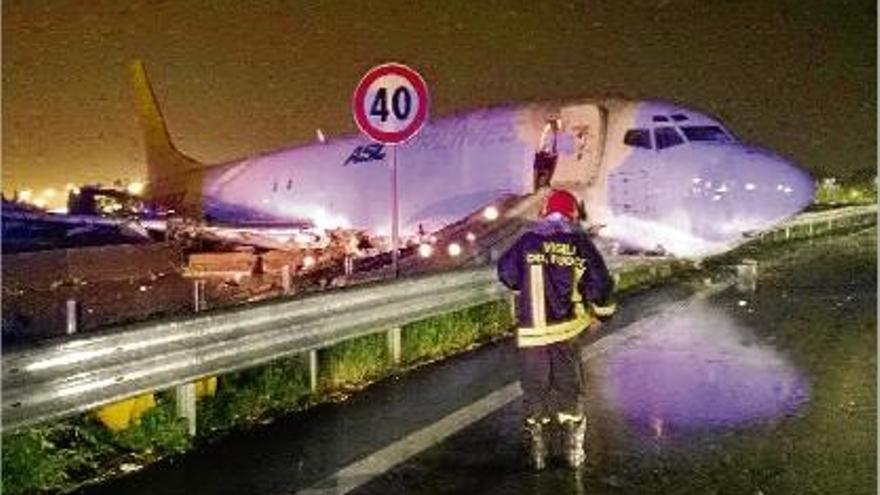 Un avió de càrrega se surt de la pista sense víctimes a Itàlia