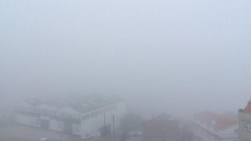 Escasa visibilidad en la ría de Vigo esta mañana // FARO