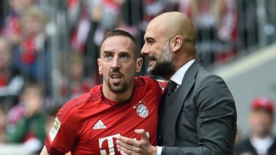 Ribéry y Guardiola en un partidod e la Bundesliga.