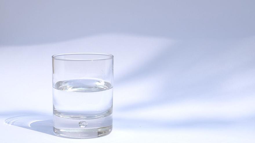 No bebemos suficiente agua mineral natural, y es más importante de lo que parece