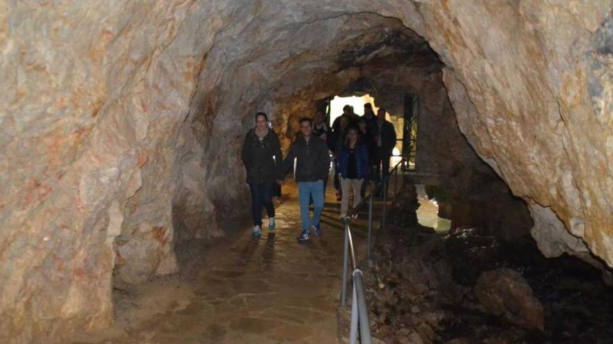 La entrada artificial a la cueva de Tito Bustillo, por Ribadesella.