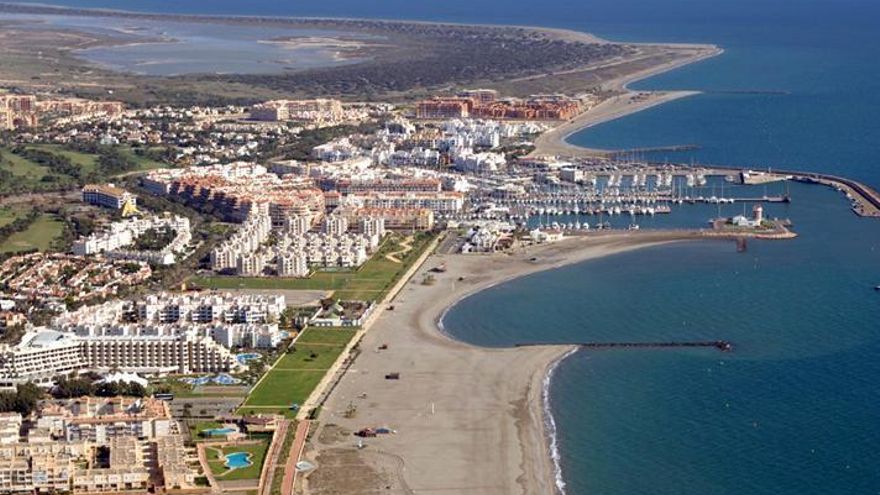 Esta es la costa de Almería conocida como la ‘pequeña Mónaco’: tiene playas cristalinas, dunas, ocio y casas de lujo