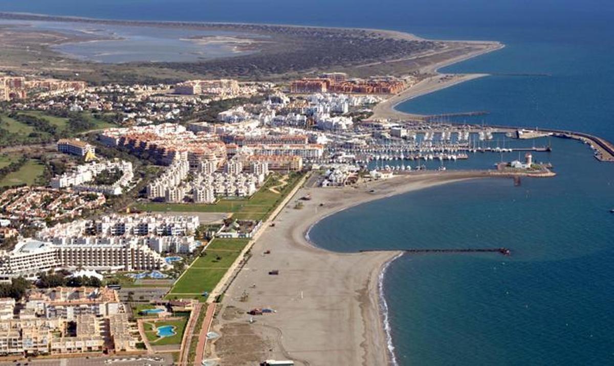 Esta es la costa de Almería conocida como la ‘pequeña Mónaco’: tiene playas cristalinas, dunas, ocio y casas de lujo