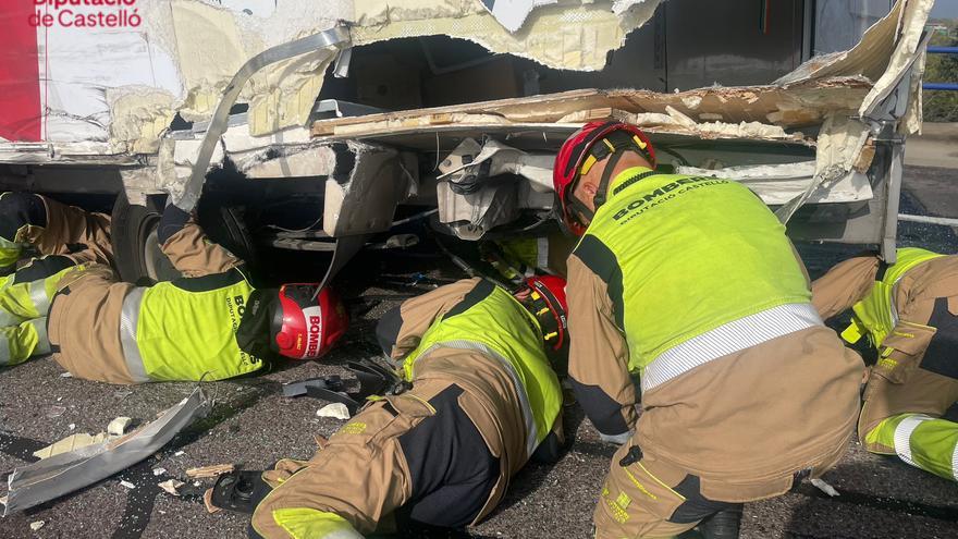 Un accidente múltiple con 40 coches implicados y un atrapado corta la AP-7