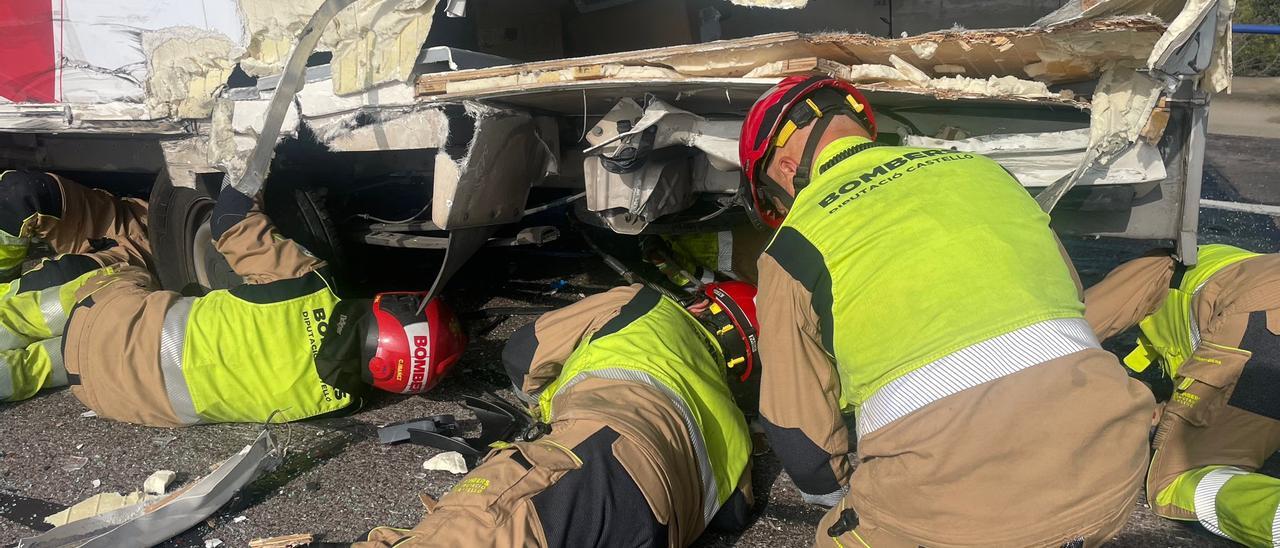 Un accidente múltiple con 40 coches implicados y un atrapado corta la AP-7